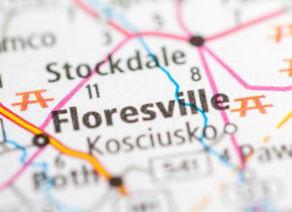 Judge’s ruling tosses Floresville council majority out of office, but city wins temporary injunction to stop its effect